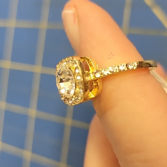 Diamond & Square Rhinestone Setting Gold Tone Ring Size 7 - Picture 2 of 5
